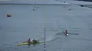 Para pendayung berlatih jelang Olimpiade Tokyo 2020 di Sea Forest Waterway, Tokyo, Jepang, Minggu (18/7/2021). Olimpiade Tokyo 2020 dijadwalkan bergulir mulai 23 Juli hingga 8 Agustus 2021. (AP Photo/Jae C. Hong)