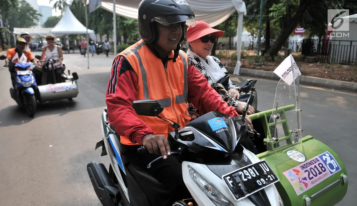 Pengemudi Ojek Disabilitas mengantar pengunjung saat hendak menyaksikan pertandingan Asian Para Games 2018 di Gelora Bung Karno, Jakarta, Rabu (10/10). Ojek Disabilitas dapat ditemui di tiap pintu masuk GBK. (Merdeka.com/Iqbal S. Nugroho)