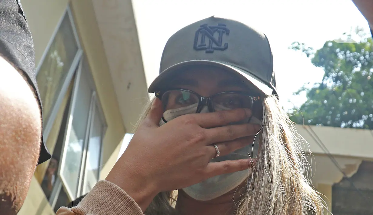 Tersangka Lucinta Luna dibawa petugas usai rilis kasus narkotika di Mapolres Jakarta Barat, Rabu (12/2/2020). Petugas membawa Lucinta Luna ke Laboratorium BNN Lido untuk diambil sampel darah dan rambutnya. (Liputan6.com/Herman Zakharia)
