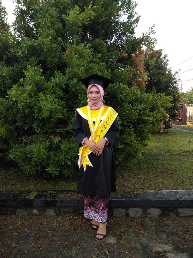 Indri Suwarti, anak kuli truk yang lulus dengan predikat Cumlaude di Unsoed, Purwokerto. (Foto: Liputan6.com/Unsoed/Muhamad Ridlo)