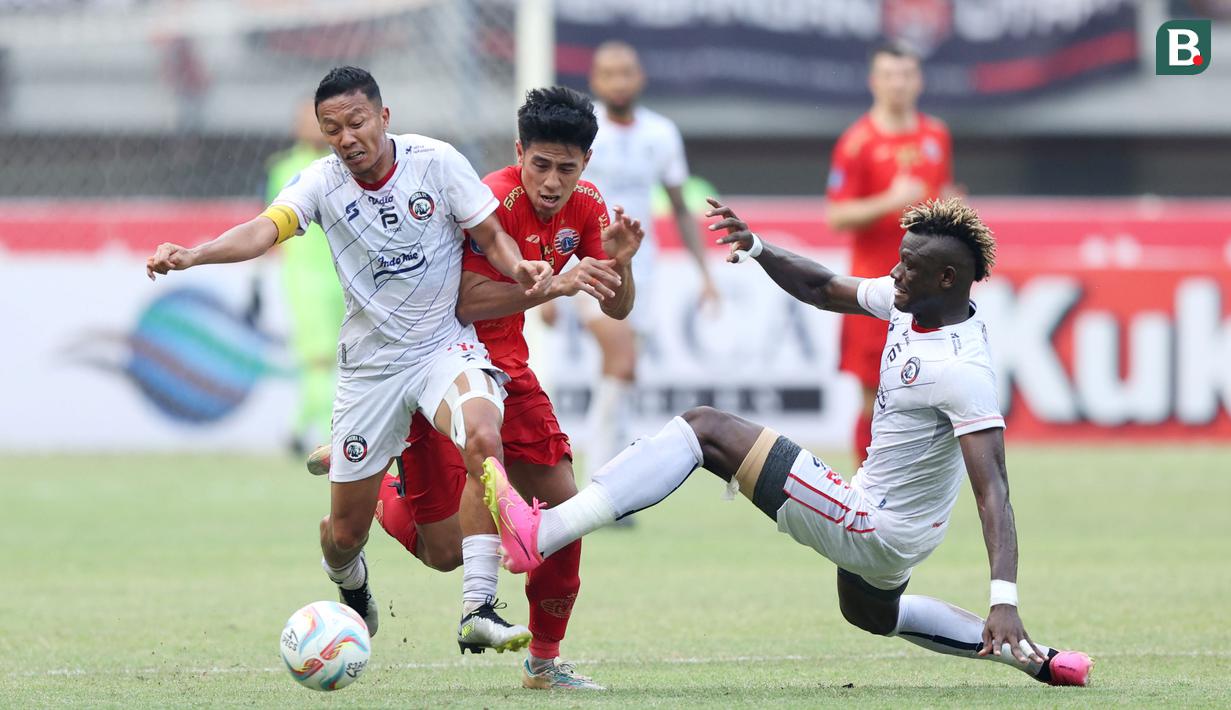 <p>Pemain Arema FC, Dendy&nbsp;Santoso (kiri) dan Ichika Diarra (kanan),&nbsp;menutup pergerakan pemain Persija Jakarta, Hanif Sjahbandi, dalam pertandingan pekan kesembilan BRI Liga 1 2023/2024 yang berlangsung di Stadion Patriot Candra Bhaga, Bekasi, Minggu (20/9/2023). (Bola.com/M Iqbal Ichsan)</p>
