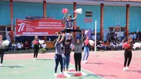 Warga binaan Lapas Perempuan Pekanbaru melakukan atraksi seperti cheerleader profesional merayakan Hari Kemerdekaan Indonesia.  (Liputan6.com/M Syukur)