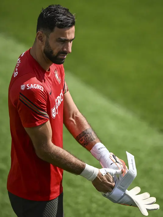 <p>Kiper timnas Portugal Rui Patricio menghadiri sesi latihan di kamp pelatihan "Cidade do Futebol" di Oeiras, pinggiran Lisbon, Rabu (8/6/2022). Portugal akan menjamu Republik Ceko pada matchday 3 Grup 2 UEFA Nations League A 2022/2023 di Estadio Jose Alvalade, Jumat 10 Juni 2022 dini hari WIB. (PATRICIA DE MELO MOREIRA / AFP)</p>