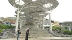 Anggota kepolisian berjaga-jaga di kawasan mall Alam Sutra Tangerang, Kamis, (14/01/16). Hal ini terkait ledakan bom yang terjadi di Sarinah, Jakarta pusat. (Liputan6.com/Faisal R Syam)