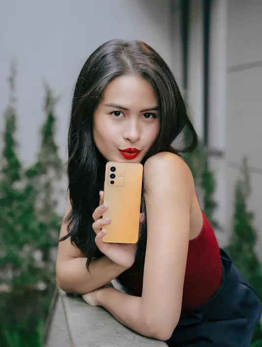 Lagi, pesona Maudy Ayunda dengan pulasan lipstik merah. Rambut panjangnya yang indah dibiarkan tergerai, Maudy juga tampil gaya dengan atasan tanpa lengan berwarna merah. [Foto: Instagram/maudyayunda]