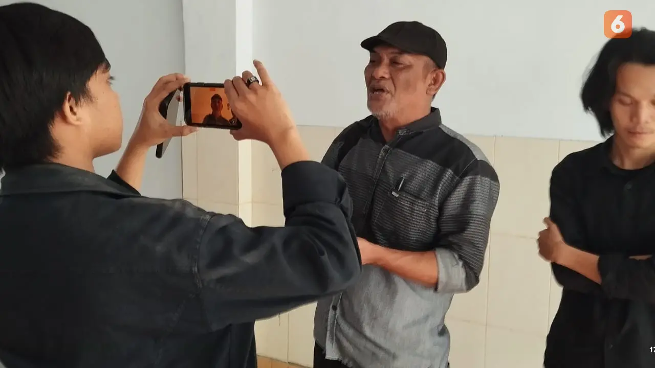 Sejumlah aktivis mendorong KPK mengambil alih penanganan kasus korupsi DAK Dinkes Parepare.(Liputan6.com/Ahmad Yusran)