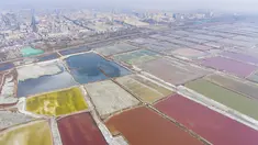 Foto dari udara yang diabadikan pada 3 Desember 2020 ini menunjukkan pemandangan danau garam di Kota Yuncheng, Provinsi Shanxi, China utara. (Xinhua/Yang Chenguang)