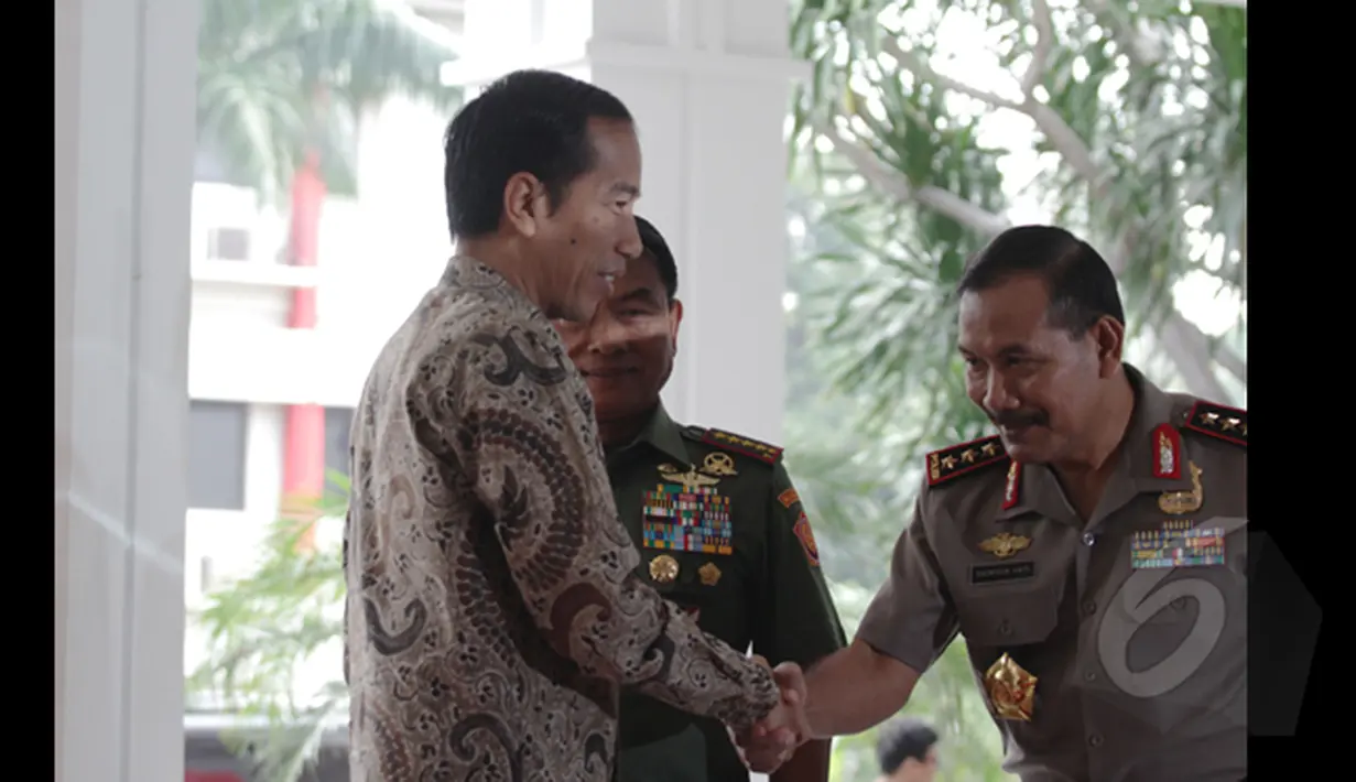 Presiden Joko Widodo (kiri) bersalaman dengan Wakapolri Komjen Pol. Badrodin Haiti di Gedung PTIK, Jakarta, Selasa (3/3/2015). Rapim TNI-Polri mengambil tema Sinergitas TNI-Polri Penggerak Revolusi Mental. (Liputan6.com/Faizal Fanani)