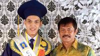 Pelatih Bali United, Indra Sjafri, bangga dan bahagia atas kelulusan putra sulungnya dari studi di Fakultas Ekonomi Manajemen UII, Sabtu (20/2/2016). (Dok.Pri)