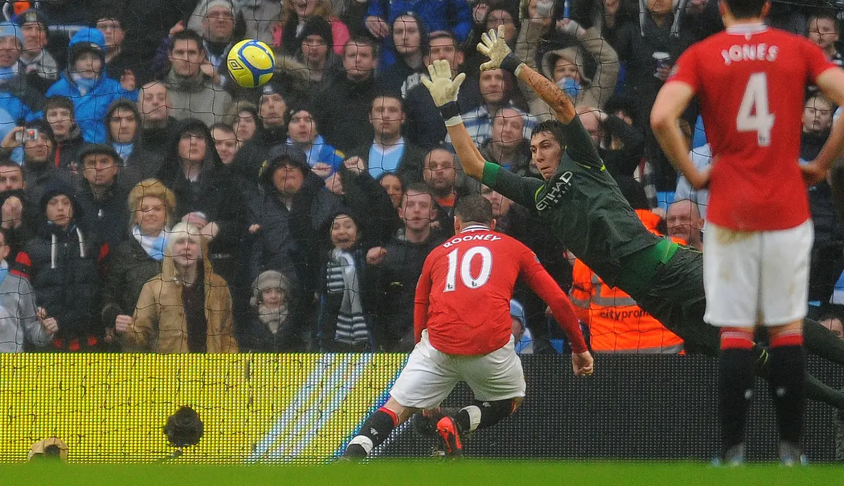 Pemain Manchester United, Wayne Rooney mencetak gol ketiga timnya ke gawang Manchester City pada laga putaran ketiga Piala FA 2011/2012 yang berlangsung di Etihad Stadium, Manchester, 8 Januari 2012. Setan Merah menang dengan skor 3-2. (AFP/Paul Ellis)
