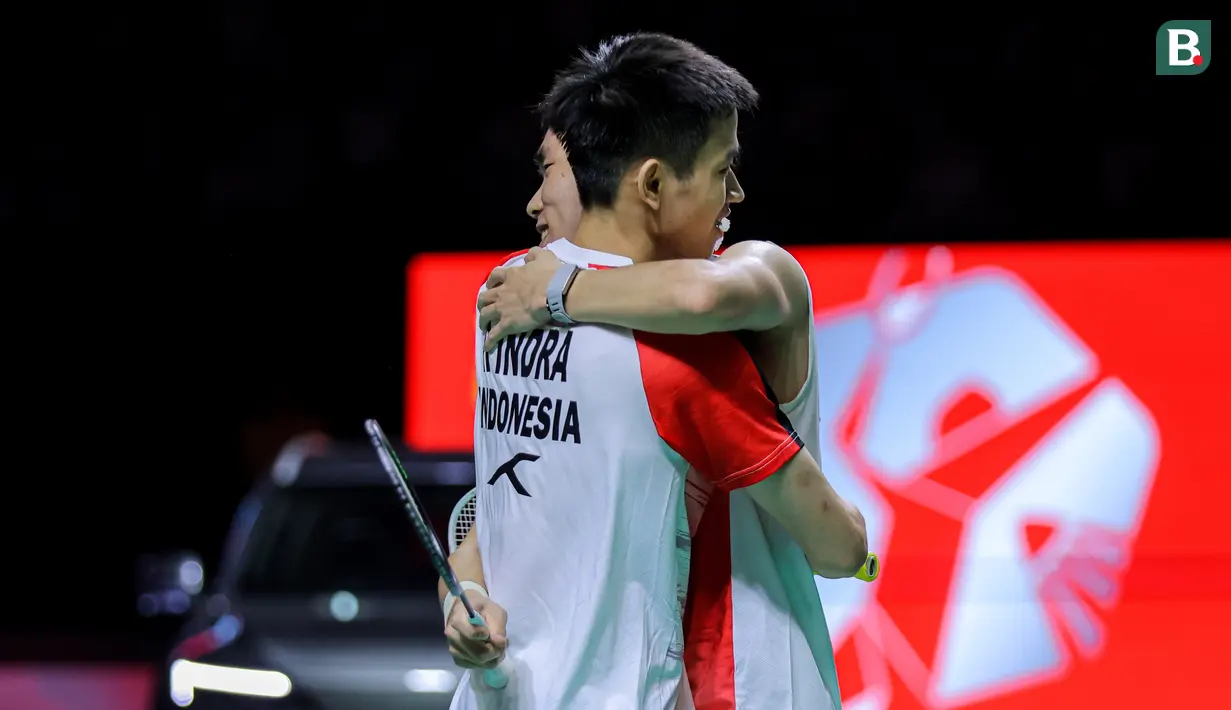 Pebulu tangkis ganda putra Indonesia, Raymond Indra/Nikolaus Joaquin merayakan kemenangan atas rekan senegaranya, Sabar Karyaman Gutama/Moh Reza Pahlevi dalam laga semifinal Indonesia Open 2026 di Istora Senayan, Jakarta, Sabtu (06/06/2026). (Bola.com/Bagaskara Lazuardi)