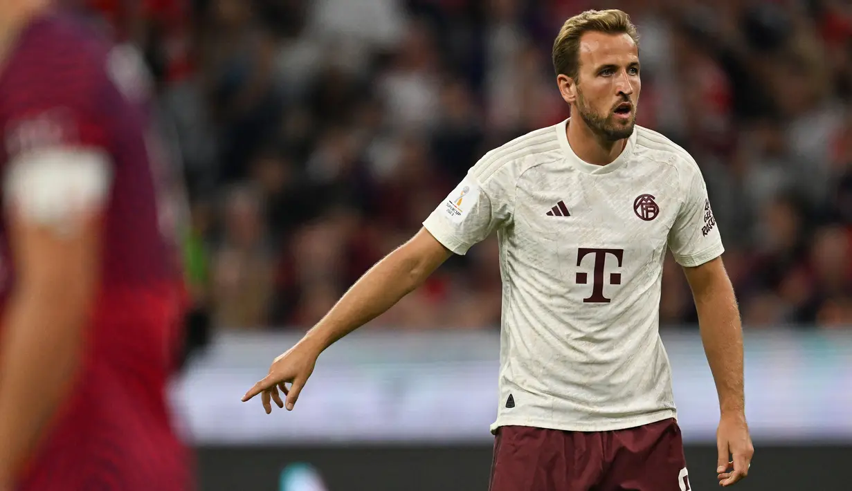 Striker anyar Bayern Munchen, Harry Kane saat menghadapi RB Leipzig pada laga Piala Super Jerman 2023 di Munich (12/8/2023). Setelah membela Tottenham Hotspur sejak tengah musim 2010/2011 usai dipromosikan dari tim akademi, Harry Kane hijrah ke Liga Jerman untuk bergabung dengan Bayern Munchen yang mengontraknya selama 4 tahun hingga 30 Juni 2027. Ia didatangkan FC Hollywood dengan nilai transfer 100 juta euro atau setara Rp1,6 triliun. (AFP/Christof Stache)