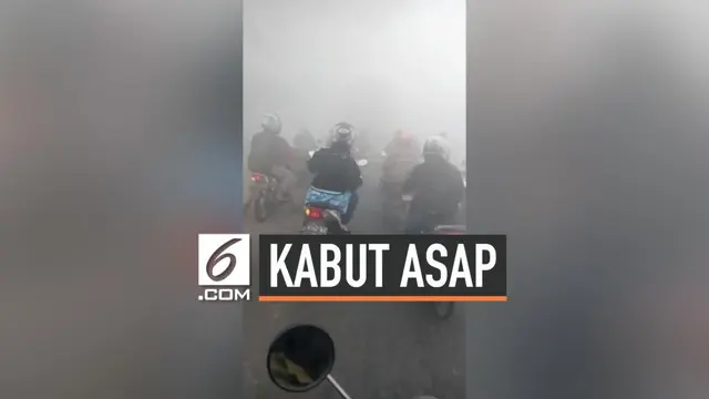 Kabut asap yang terjadi di Kalimantan menyebabkan jarak pandang pengendara motor terbatas. Hal ini membuat warga berhati-hati dan kesulitan melihat arus di jalanan.