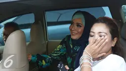 Elma Theana (kiri) mengaku tidak tahu jika Aspat yang mereka gunakan adalah narkoba, Jakarta, Senin (5/9). Menurut Elma, Aspat adalah makanan jin yang biasa digunakan di Padepokan Aa Gatot dihari-hari tertentu. (Liputan6.com/Herman Zakharia)