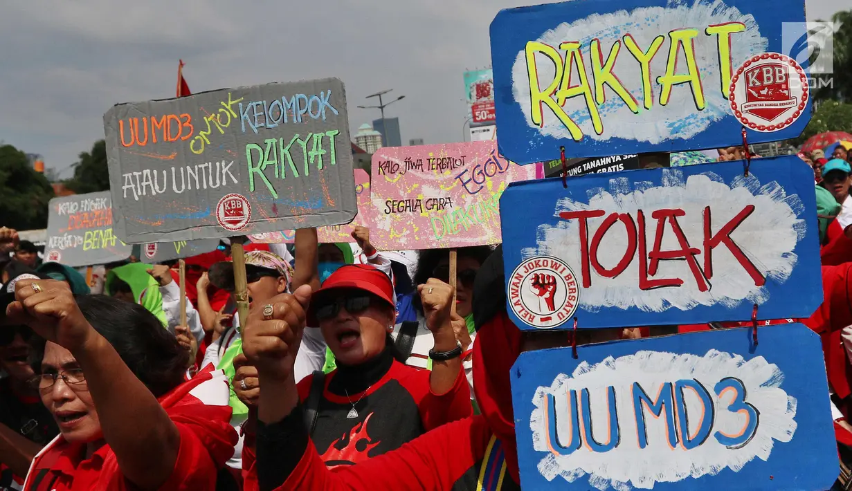 Masyarakat dari Presidium Rakyat Menggugat melakukan demo di depan Gedung MPR/DPR, Senayan, Jakarta, Jumat (23/3). Dalam aksinya mereka menuntut Penolakan UU No. 2/2018 tentang MD3 terkhusus pada pasal 73;122;245. (Liputan6.com/Johan Tallo)