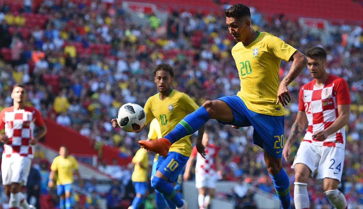 Striker Brasil, Roberto Firmino, mengontrol bola saat melawan Kroasia pada laga persahabatan di Stadion Anfield, Liverpool, Minggu (3/6/2018). Brasil menang 2-0 atas Kroasia. (AFP/Oli Scarff)