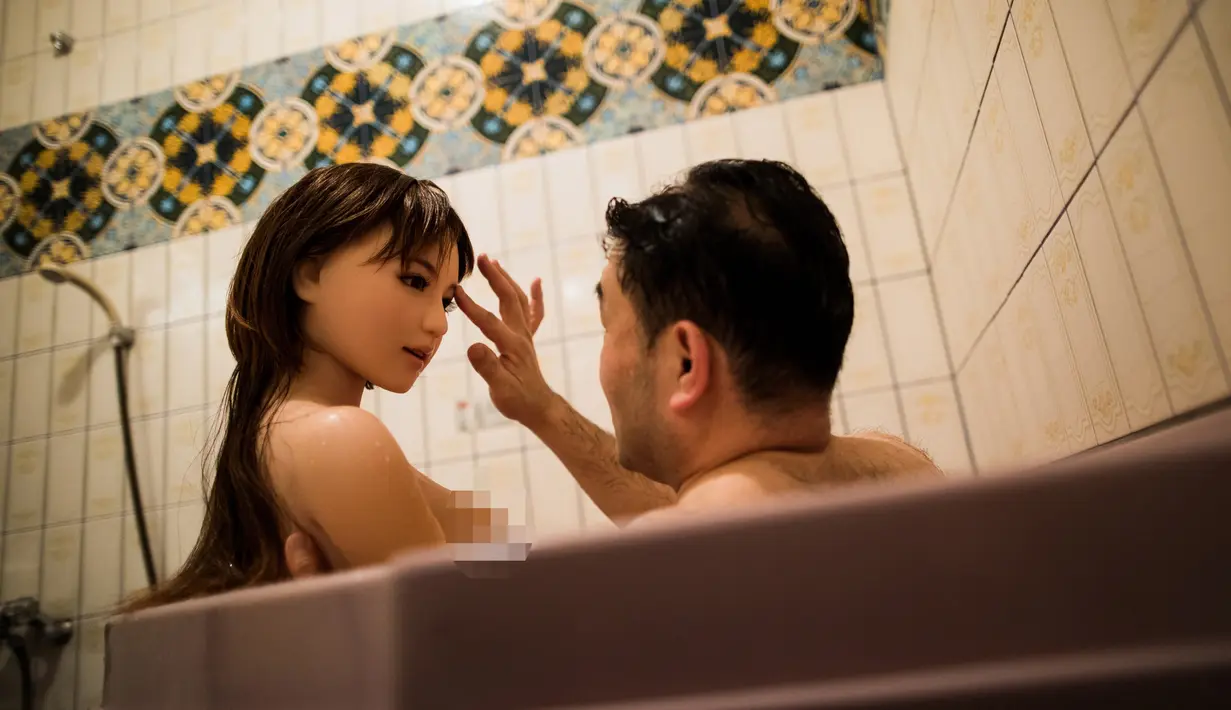 Ahli fisioterapi, Masayuki Ozaki mandi bersama boneka seks silikon, Mayu di sebuah hotel cinta di Yachimata, Chiba, Jepang (13/6). Ozaki tinggal serumah dengan boneka dan beserta istri dan anaknya. (AFP photo/Benrouz Mehri)
