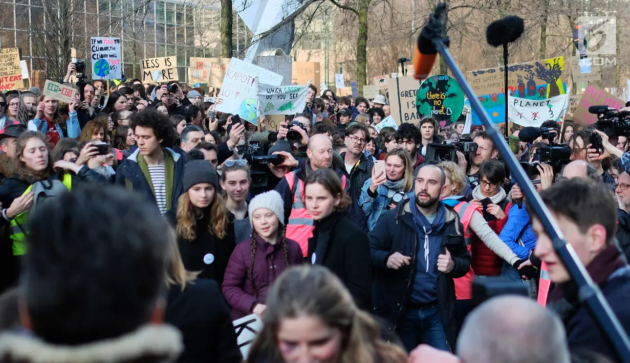 Aktivis Swedia, Greta Thunberg (tengah) mengikuti unjuk rasa pelajar Belgia terkait masalah perubahan iklim di kantor Uni Eropa, Brussels, Belgia, Kamis (21/2). Thunberg memimpin pawai ribuan pelajar menuju kantor Uni Eropa. (Liputan6.com/HO/Arie Asona)