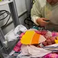 Grant Jordy melihat bayinya yang berusia 3 hari mengenakan kostum jagung manis saat menjalani perawatan di NICU sebuah rumah sakit di Texas, Rabu (30/10/2019). Pihak RS memakaikan kostum pada bayi-bayi prematur untuk merayakan Halloween pertama mereka (Sarah A. Miller/Tyler Morning Telegraph via AP)