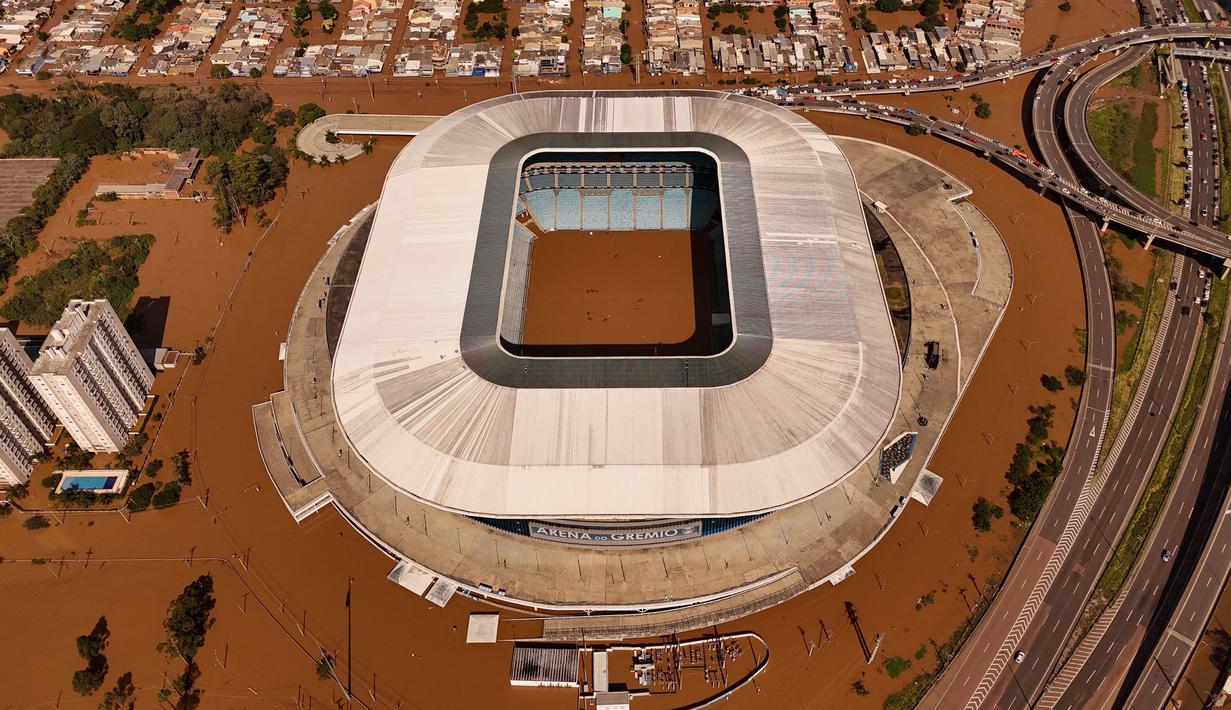 Foto udara stadion klub Brasil Gremio, Arena do Gremio saat dilanda banjir di Porto Alegre, negara bagian Rio Grande do Sul, Brasil, pada 7 Mei 2024. (AFP/Carlos Fabal)