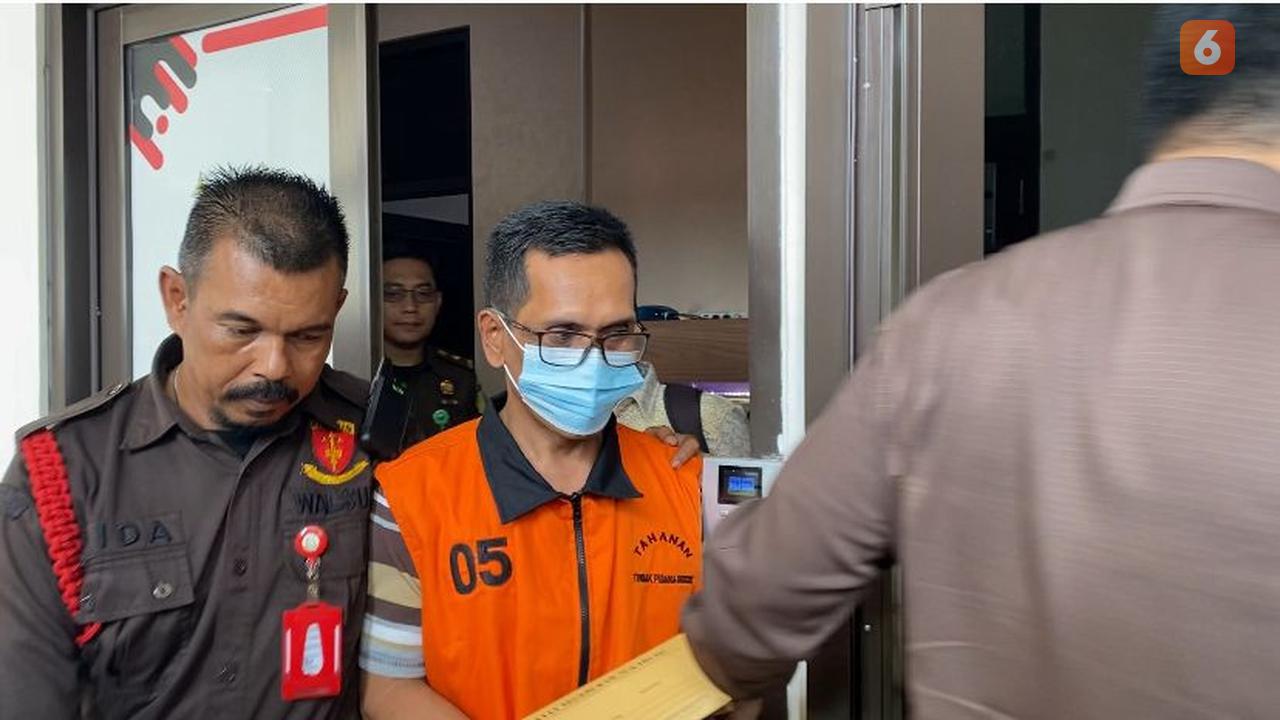 Oknum Kepala Sekolah SMP di Kabandungan Kabupaten Sukabumi, saat digiring petugas Kejaksaan Negeri Kabupaten Sukabumi menuju Lapas Warungkiara Kabupaten Sukabumi, (Lioutan6.com/Fira Syahrin)