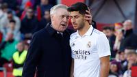 Pelatih Real Madrid Carlo Ancelotti (kiri) memberikan semangat ke Marco Asensio yang gagal melakukan tendangan penalti ke gawang Real Mallorca dalam pertandingan pekan ke-20 La Liga 2022/2023 yang berlangsung di Palma de Mallorca, Minggu (5/2/2023). (AFP/Jaime Reina)