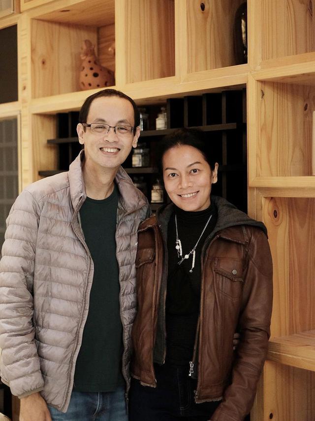 Kabar duka datang dari penyanyi dan juga penulis Dewi Lestari. Suaminya, Reza Gunawan, meninggal dunia. (Foto: Instagram/@rezagunawan)