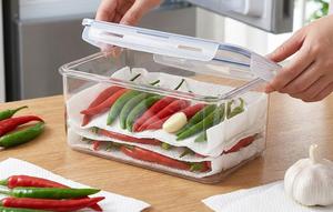 Menyimpan cabai di wadah kedap udara dengan alas tisu merupakan salah satu tips menyimpan cabai di kulkas agar tidak berair (Gemini AI)