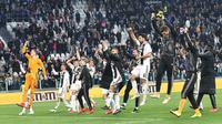 Para pemain Juventus merayakan kemenangan atas AC Milan pada laga Serie A di Stadion Allianz, Turin, Sabtu (6/4). Juventus menang 2-1 atas AC Milan. (AP/Andrea Di Marco)