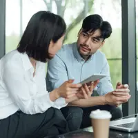 ilustrasi rekan kerja pasangan/zhanghaoran/Shutterstock