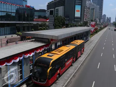 Suasana jalan lengang di Jakarta, Rabu (17/8). Peringatan HUT RI ke-71 membuat sejumlah ruas jalan di Jakarta menjadi lengang. (Liputan6.com/Angga Yuniar)
