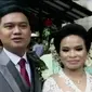 Peserta aksi damai 112 memberi pengawalan pada pasangan pengantin yang akan menikah