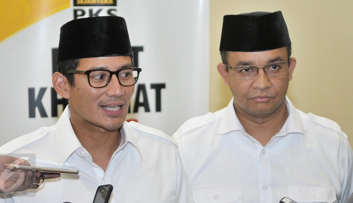 Sandiaga Uno bersama Anies Baswedan memberikan keterangan usai bertemu dengan petinggi PKS di kantor DPP PKS di Jalan TB Simatupang, Jakarta, Senin (6/3). (Liputan6.com/Yoppy Renato)