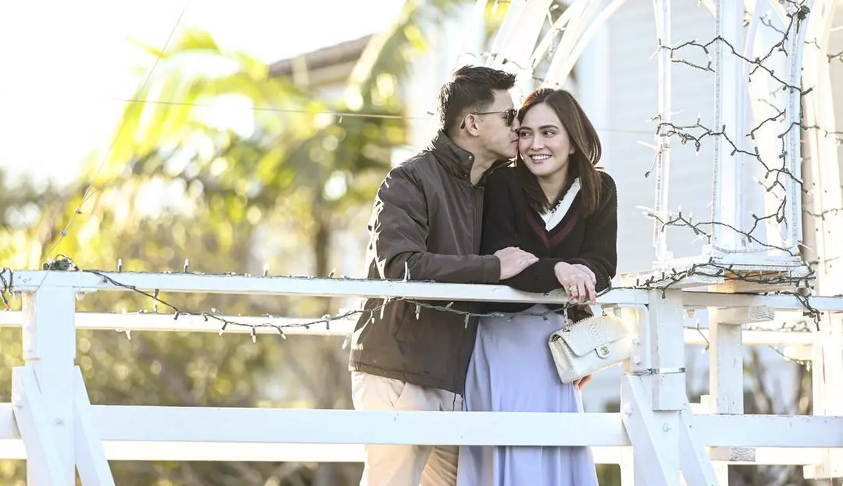 David Herbowo merupakan suami yang begitu mesra bagi Shandy Aulia. Kemesraan Shandy dan David terlihat saat keduanya mengunjungi Venice Canal Historic District. Suasana syahdu kota Venice membuat pasangan suami istri ini terlihat begitu menikmati masa liburan mereka. (Liputan6.com/IG/@shandyaulia)