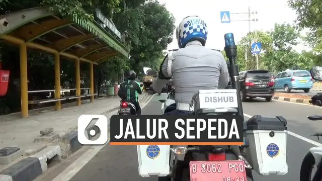 Razia jalur sepeda digelar Dishub dan polisi di Jalan Matraman dan Pramuka Jakarta Timur, petugas menilang beberapa motor dan mobil yang ,elewati jalur sepeda. Seorang pengemudi Ojek Online (ojol) melarikan diri kepergok melewati jalur sepeda.
