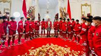 Presiden Joko Widodo atau Jokowi menerima Tim Nasional (Timnas) U-16 yang baru saja menjuarai Piala AFF U-16 beberapa waktu lalu di Istana Merdeka, Rabu (17/8/2022) (Biro Pers Sekretariat Presiden)