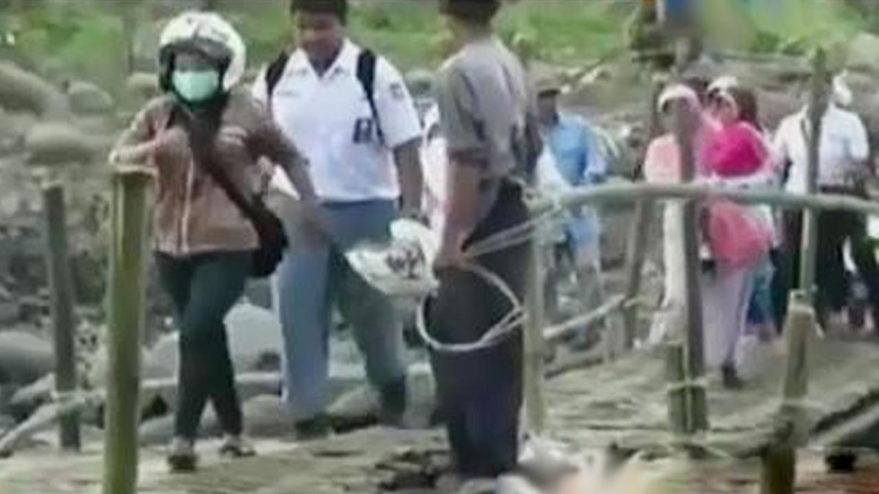 Jembatan Cipamingkis Ambles, Siswa Berjuang ke Sekolah