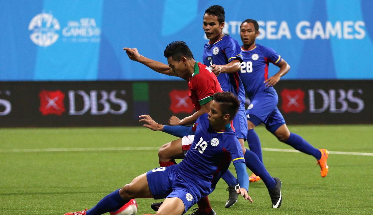 Muchlis Hadi Ning Syaifulloh, berusaha melewati hadangan pemain Filipina U-23. (Bola.com/Arief Bagus)