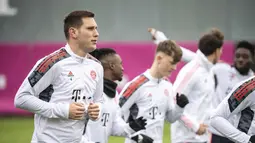 Bek Bayern Munchen, Niklas Suele bersama rekan setimnya melakukan pemanasan selama sesi latihan di Munich, Jerman, Selasa (5/4/2022). Bayern Munchen akan bertanding melawan Villarreal pada leg pertama perempat final Liga Champions di Estadio de la Ceramica, Spanyol. (Matthias Balk/dpa via AP)