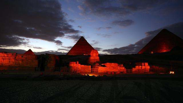 Semarak Imlek, Patung Sphinx dan Piramida Mesir Berhias Cahaya