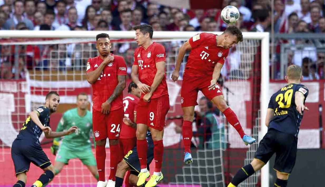 Pemain Bayern Munchen berusaha menghalau bola tendangan pemain Koln, Florian Kainz, pada laga Bundesliga di Allianz Arena, Sabtu (21/9/2019). Bayern Munchen menang 4-0 atas Koln. (AP/Matthias Schrader)