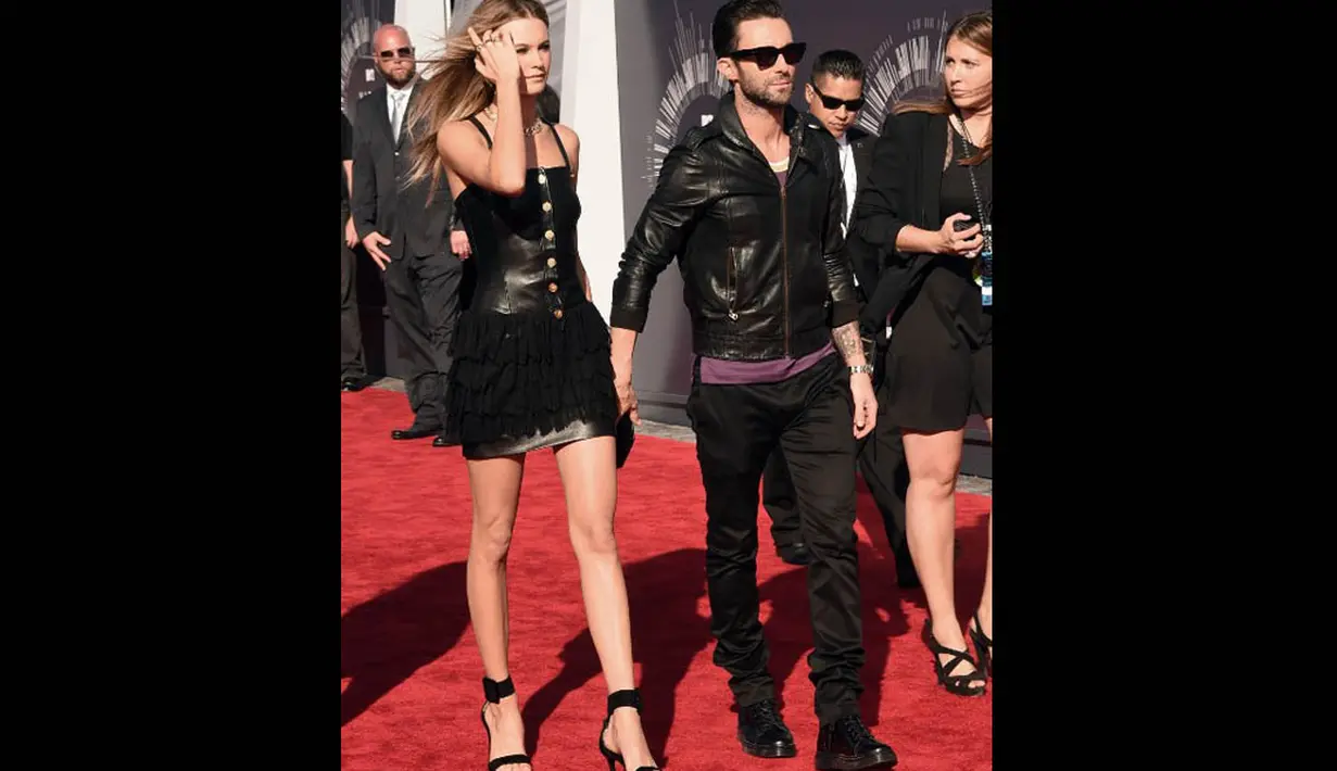 Adam Levine tak pernah melepaskan tangannya dari tangan Behati, termasuk ketika memasuki area karpet merah MTV VMA, California, Minggu (24/8/14). (Jason Merritt/Getty Images for MTV/AFP)