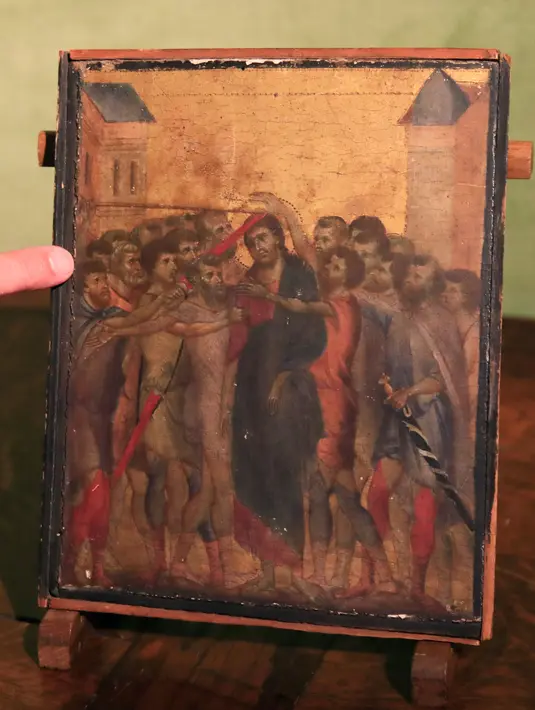 Pakar seni Stephane Pinta memperlihatkan lukisan “Christ Mocked” karya seniman Cimabue dari abad ke-13 di Paris, 24 September 2019. Selama bertahun-tahun, lukisan yang dianggap tak bernilai itu tergantung di dekat rak piring di dapur seorang lansia perempuan di kota Compiegne. (AP/Michel Euler)