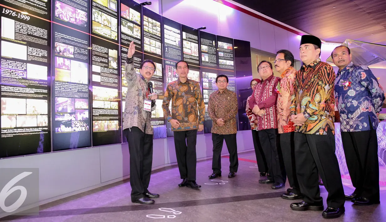 Presiden Joko Widodo mendengarkan penjelasan Dirut BEI Tito Sulistio (kiri) mengenai museum pasar modal di acara peringatan 38 Tahun Diaktifkannya Kembali Pasar Modal Indonesia di Gedung Bursa Efek Jakarta, Senin (10/8/2015). (Liputan6.com/Faizal Fanani)