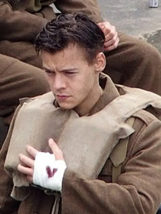 Tak hanya itu saja, dengan potongan rambut terbarunya, Harry terlihat lebih dewasa. (aceshowbiz/Bintang.com)