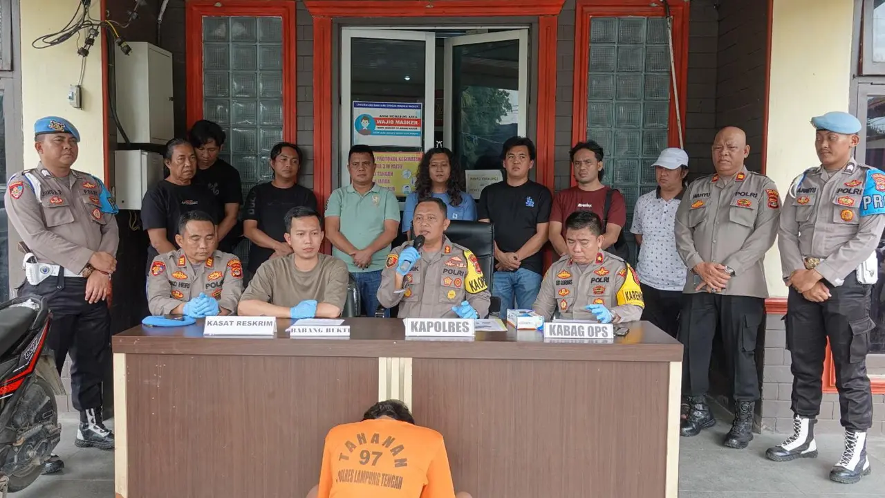 Tersangka AI (20), pemalak pedagang duku yang viral di sosial media berhasil ditangkap Satreskrim Polres Lampung Tengah. Foto : (Istimewa).