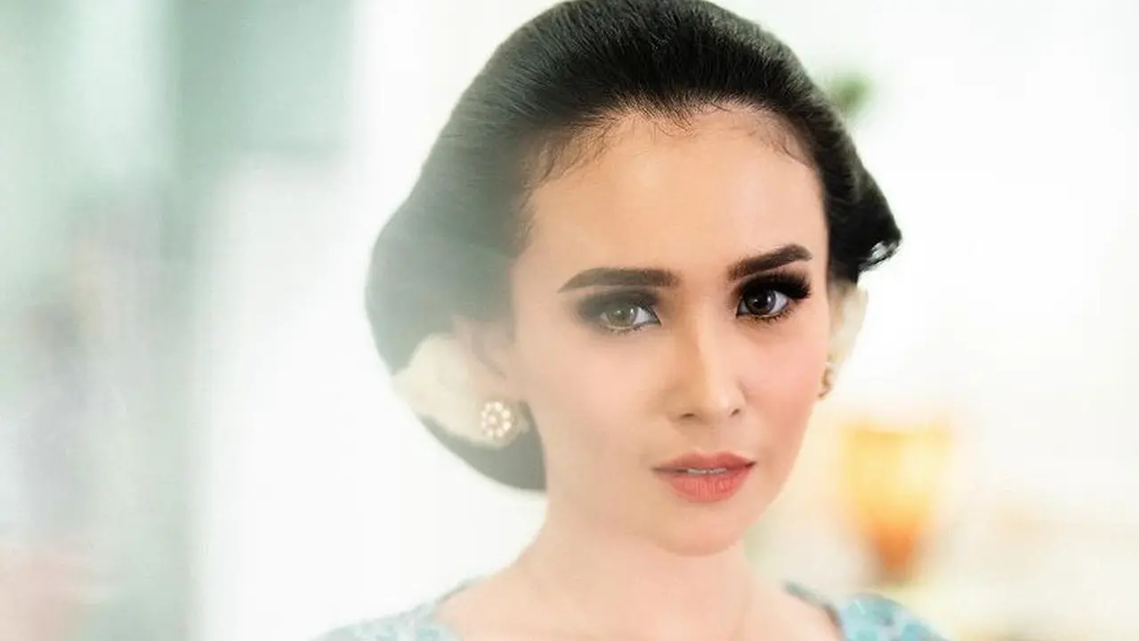 Adu Gaya Artis Tanah Air Tampil dengan Sanggul Jawa Klasik