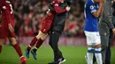 Pemain Liverpool, Robertson berpelukan dengan Jurgen Klopp usai pastikan kemenangan kontra Everton dalam laga lanjutan Premier League yang berlangsung di stadion Anfield, Inggris, Minggu (2/12). Liverpool menang 1-0 atas Everton. (AFP/Oli Scarff)