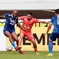 Pemain Persib Bandung, David da Silva (kiri) berusaha mengontrol bola dibayangi pemain Borneo FC, Jonathan Bustos dalam pertandingan lanjutan BRI Liga 1 2022/2023 yang berlangsung di Stadion Pakansari, Bogor, Kamis (26/1/2023). (Bola.com/Ikhwan Yanuar)