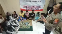 Kasatbinmas Polresta Serkot, Kompol Eddi Susanto, Memberi Pengarahan Ke Manusia Silver, Manusia Badut dan Peminta-minta di Kota Serang, Banten. Rabu (01/03/2023). (Yandhi Deslatama/Liputan6.com).